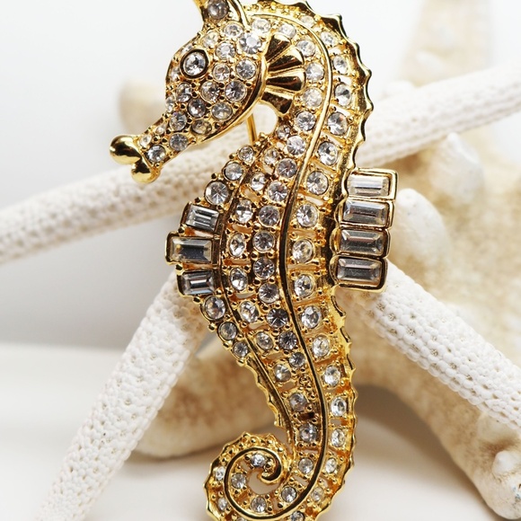 HOST PICK! 🎉 Sparkling Vintage NOLAN MILLER Seahorse Brooch - Picture 12 of 15